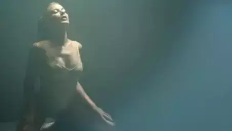 טוחנת במכון כושר. צילום מסך מתוך הקליפ החדש של מינוג טוחנת במכון כושר. צילום מסך מתוך הקליפ החדש של מינוג
