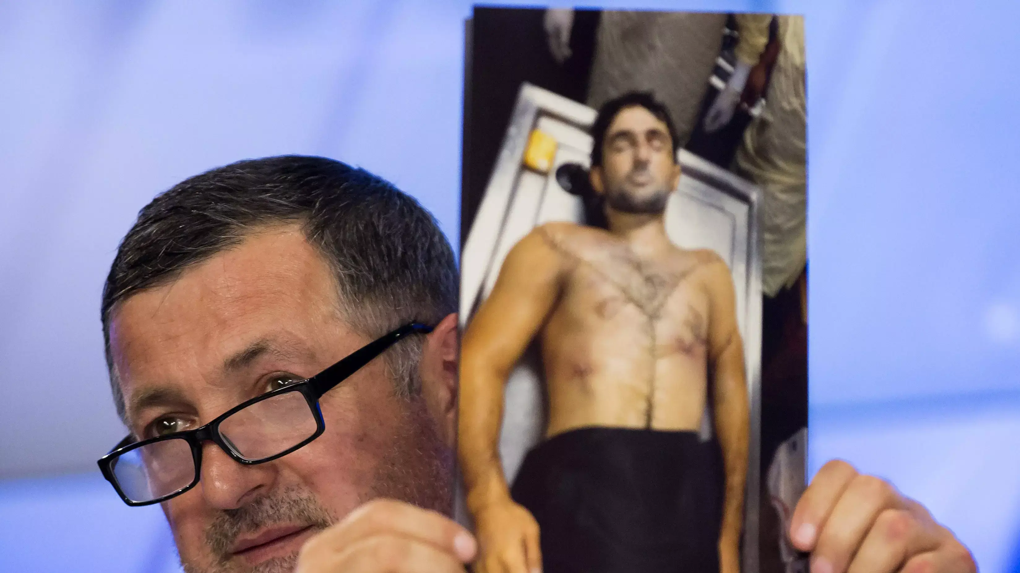 עבדול-באכי טודאשב, אביו של איברגים טודאשב, אוחז בתצלום של גופת בנו. מוסקבה, מאי 2013 עבדול-באכי טודאשב, אביו של איברגים טודאשב, אוחז בתצלום של גופת בנו. מוסקבה, מאי 2013