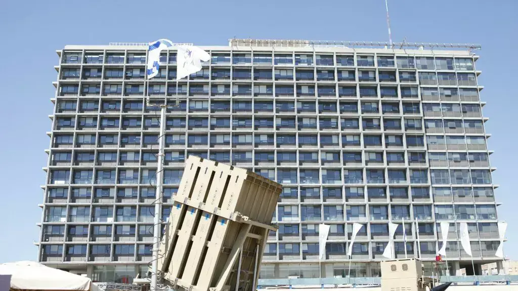 כיפת ברזל וטיל החץ פרוסים בכיכר רבין, תל- אביב. מרץ 2014 כיפת ברזל וטיל החץ פרוסים בכיכר רבין, תל- אביב. מרץ 2014