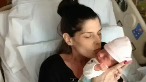 אליזב'ת ובתה לילי בבית החולים