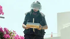 חבלן מוציא חומרי נפץ מהבית מתחת לרעפים חבלן מוציא חומרי נפץ מהבית מתחת לרעפים