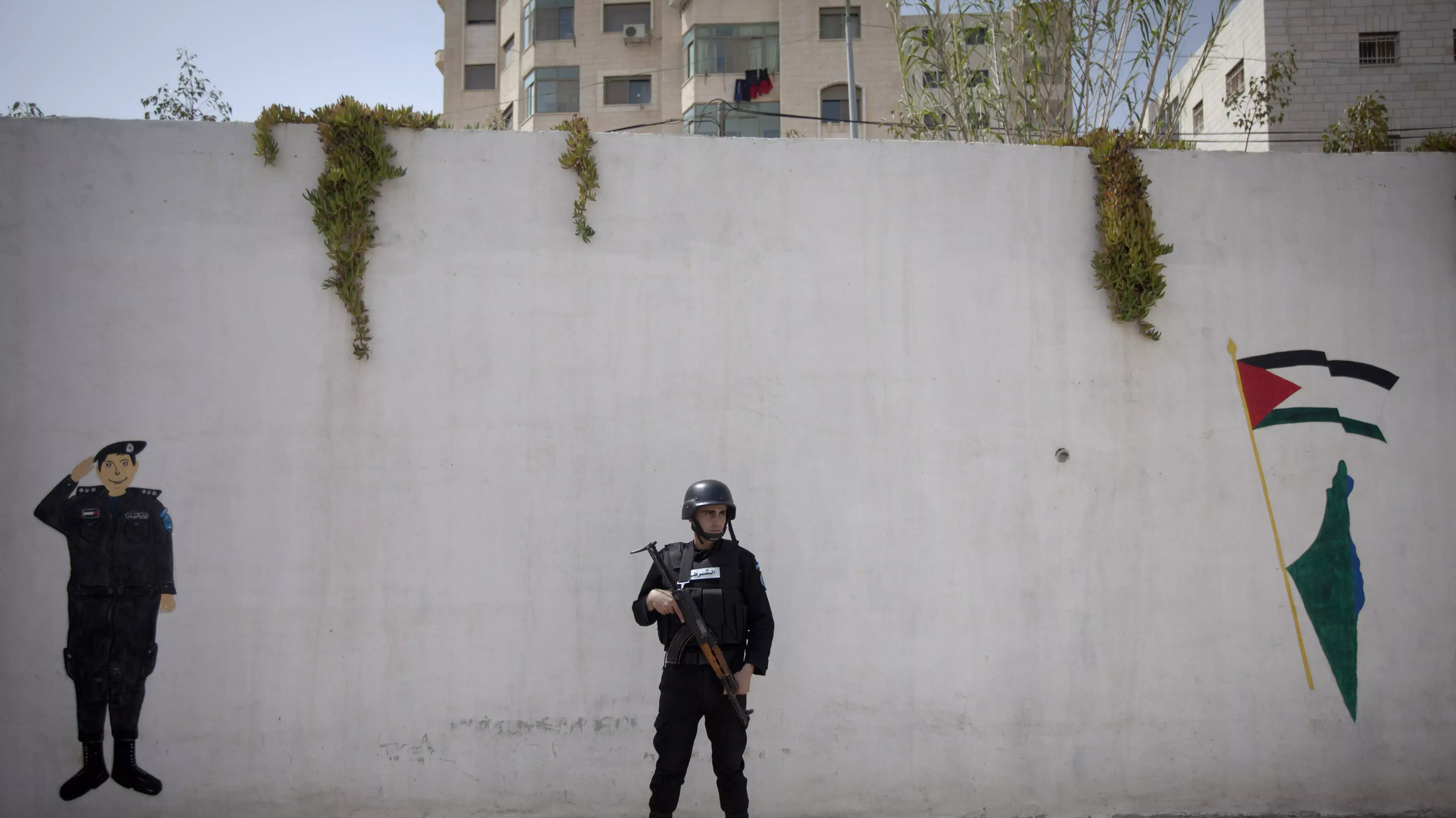 שוטר פלסטיני ליד המוקטעה. רמאללה, 2014 שוטר פלסטיני ליד המוקטעה. רמאללה, 2014