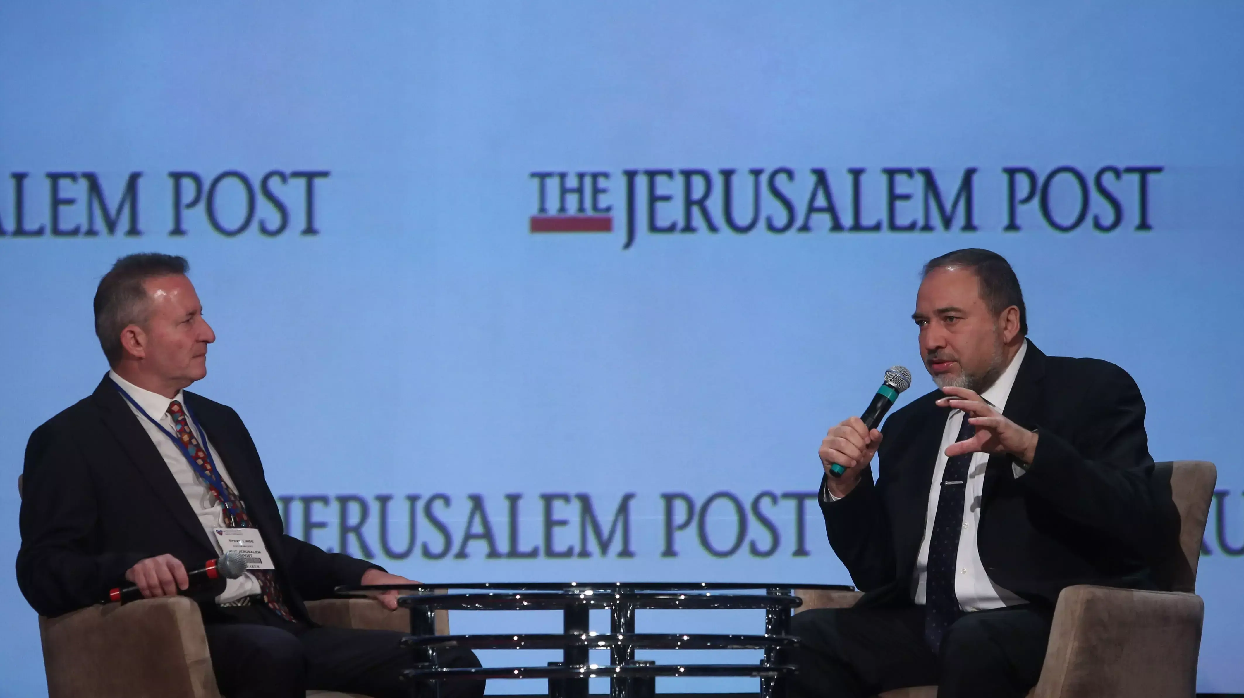 שר החוץ, אביגדור ליברמן, עם העורך הראשי של הג'רוזלם פוסט, סטיב לינדה, בכנס של הג'רוזלם פוסט בניו יורק, אפריל 2014 שר החוץ, אביגדור ליברמן, עם העורך הראשי של הג'רוזלם פוסט, סטיב לינדה, בכנס של הג'רוזלם פוסט בניו יורק, אפריל 2014