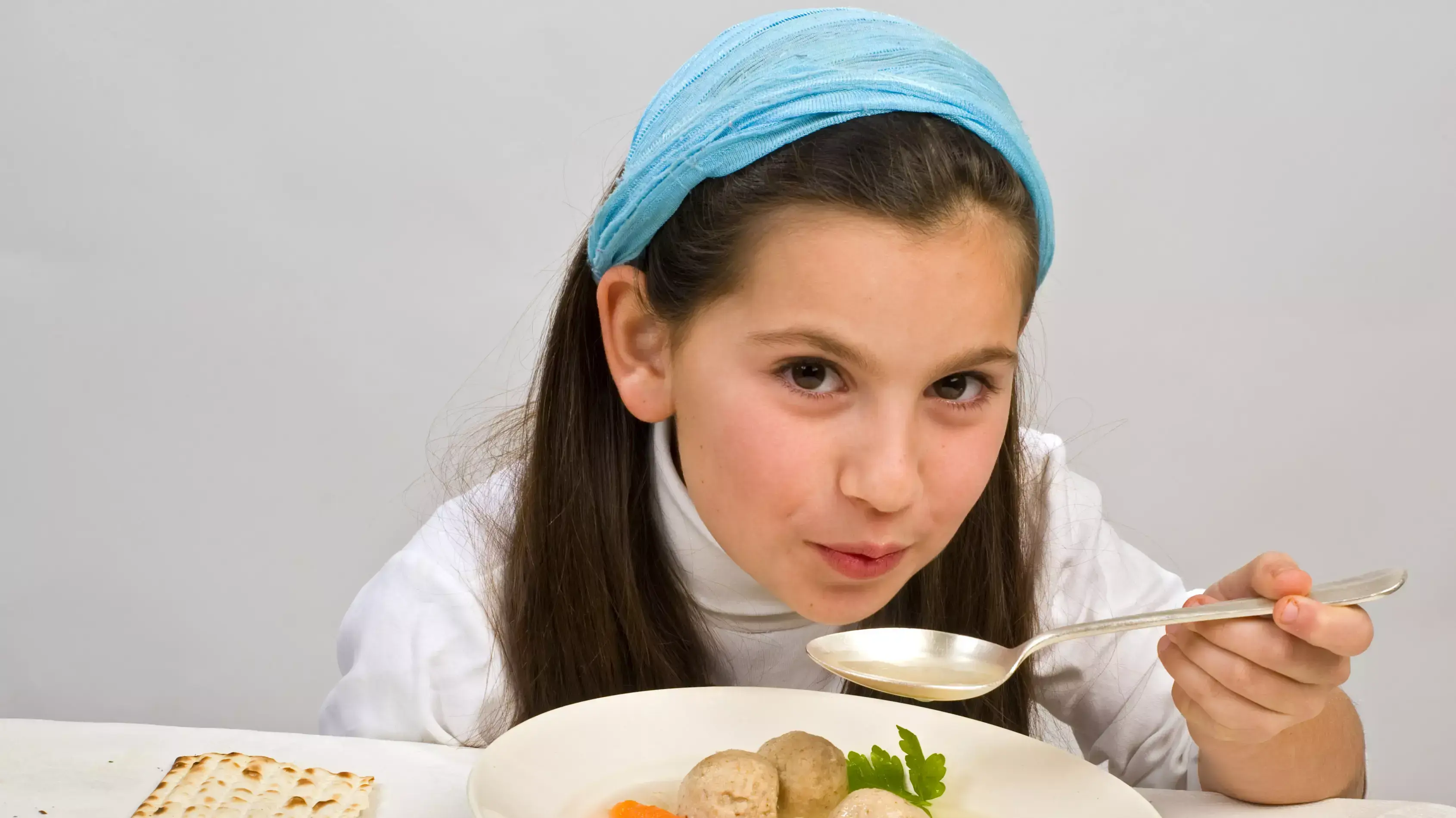 ילדה אוכל מרק קניידלך ילדה אוכל מרק קניידלך