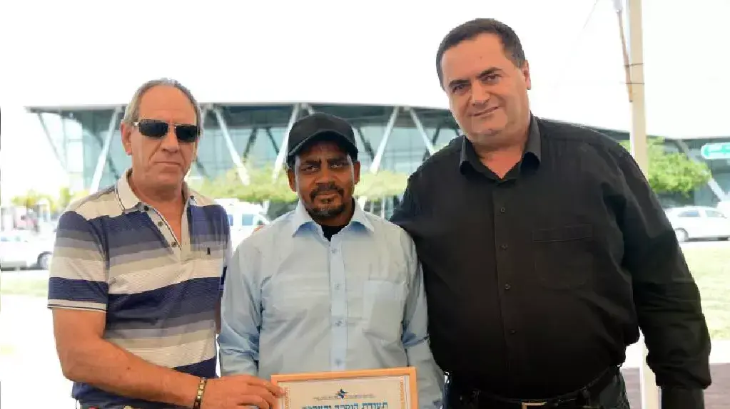 תעודת הוקרה לעובד נתב"ג טאצילו בלאציו שהשיב לתייר ארנק, אפריל 2014 תעודת הוקרה לעובד נתב"ג טאצילו בלאציו שהשיב לתייר ארנק, אפריל 2014