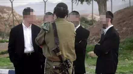 חייל צה"ל חרדי ביחד עם חרדים בבקעת הירדן לפני מסיבת הכנסת ספר תורה חדש לבסיס חייל צה"ל חרדי ביחד עם חרדים בבקעת הירדן לפני מסיבת הכנסת ספר תורה חדש לבסיס
