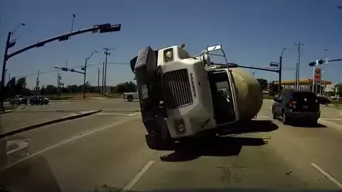 מצלמת דשבורד תיעדה מערבל בטון נכנס במכונית בטקסס, 8 באפריל 2014 מצלמת דשבורד תיעדה מערבל בטון נכנס במכונית בטקסס, 8 באפריל 2014