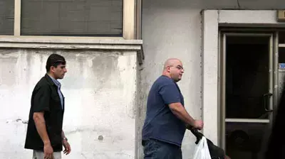 עמרי שרון עם עגלת תינוק ומאבטח עמרי שרון עם עגלת תינוק ומאבטח