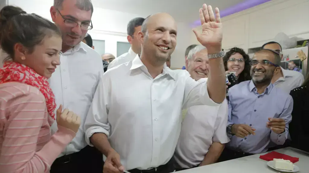 נפתלי בנט במימונה של הבית היהודי ביבנה, אפריל 2014 נפתלי בנט במימונה של הבית היהודי ביבנה, אפריל 2014