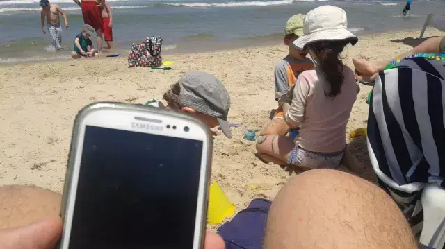 אנחנו בעיקר מציצים בסלולרי אנחנו בעיקר מציצים בסלולרי