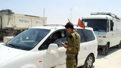 חייל בודק רכב באמצעות מסופון חייל בודק רכב באמצעות מסופון
