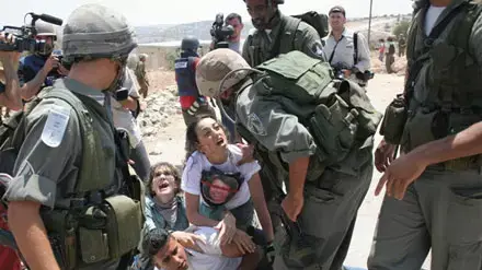 הפגנה נגד הגדר בבילעין (צילום: אורן זיו אינדימדיה ישראל) הפגנה נגד הגדר בבילעין (צילום: אורן זיו אינדימדיה ישראל)