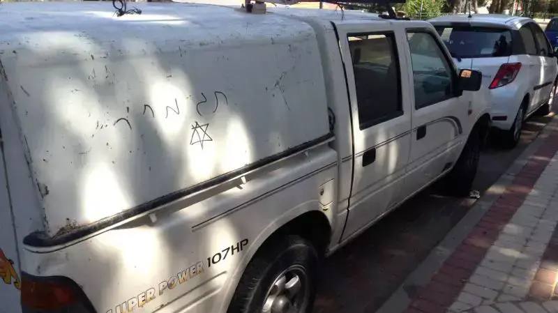 כתובת "תג מחיר" רוססה על רכב של ערבי ביקנעם, אפריל 2014 כתובת "תג מחיר" רוססה על רכב של ערבי ביקנעם, אפריל 2014
