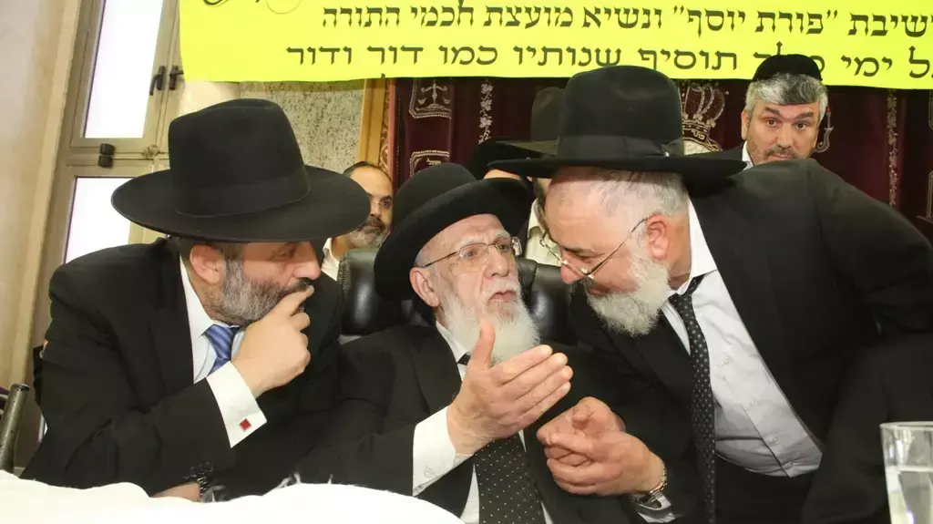 אריה דרעי והרב שלום כהן בשיעור בישיבת בין הזמנים באשדוד. 27 באפריל 2014 אריה דרעי והרב שלום כהן בשיעור בישיבת בין הזמנים באשדוד. 27 באפריל 2014