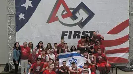 16 בני ובנות נוער מתיכון גולדווטר שבאילת, חזרו לארץ מתחרות הרובוטיקה הבינלאומית שהתקיימה בסנט לואיס עם גביע זהב. מאי 2014 16 בני ובנות נוער מתיכון גולדווטר שבאילת, חזרו לארץ מתחרות הרובוטיקה הבינלאומית שהתקיימה בסנט לואיס עם גביע זהב. מאי 2014