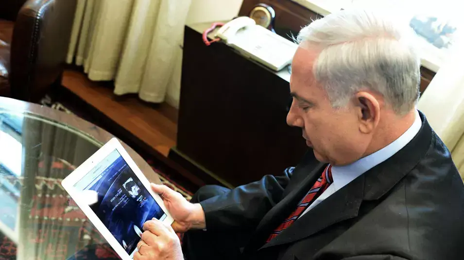 ראש הממשלה בנימין נתניהו מדליק נר זיכרון לחללי מערכות ישראל דרך האפליקציה, מאי 2014 ראש הממשלה בנימין נתניהו מדליק נר זיכרון לחללי מערכות ישראל דרך האפליקציה, מאי 2014