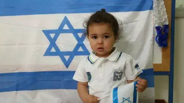 יהונתן אזרד מקרית שמונה מצטלם ביום הולדתו עם דגל ישראל. מאי 2014