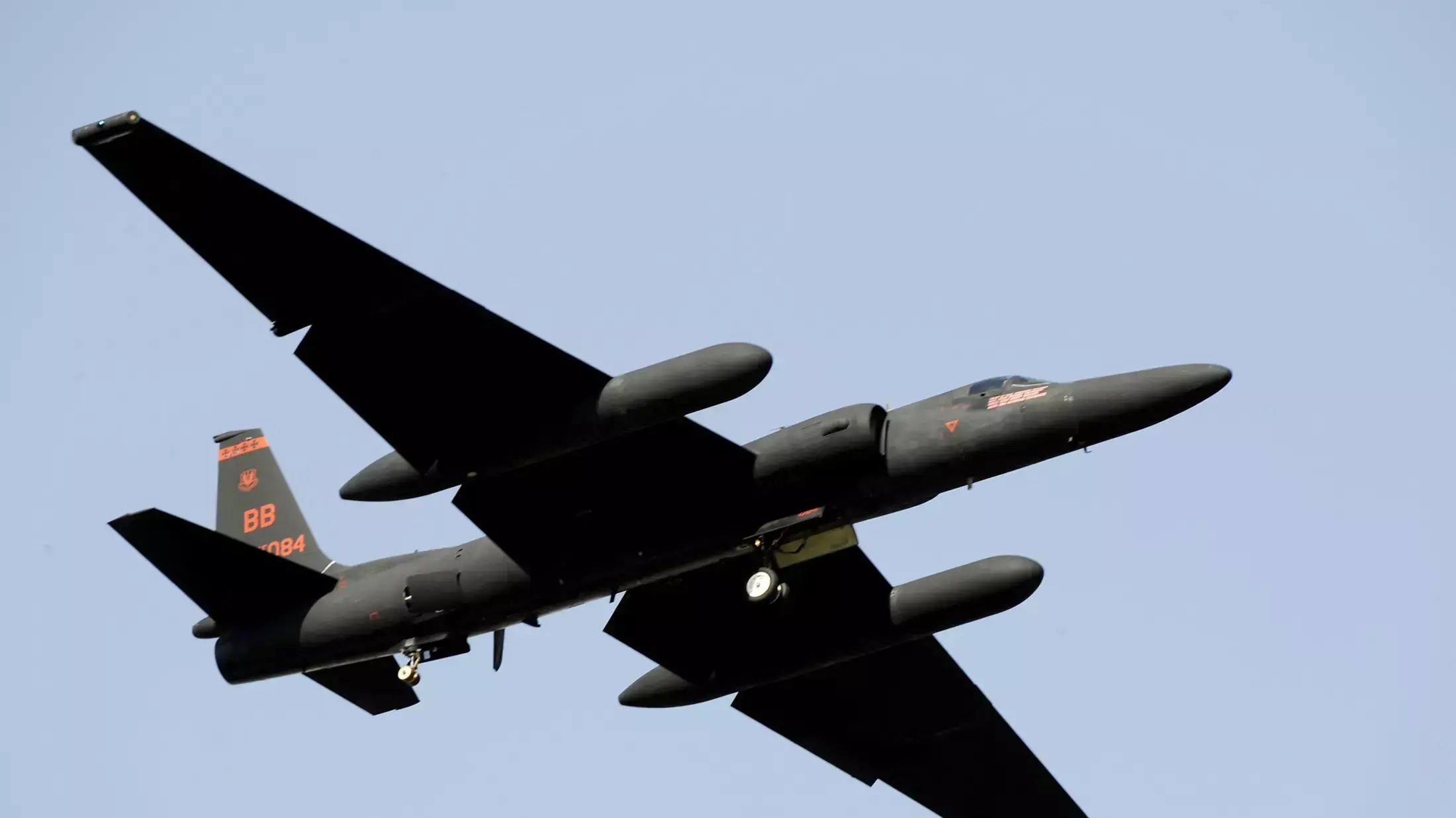 מטוס ריגול אמריקני מסוג U-2 שטס מעל קליפורניה