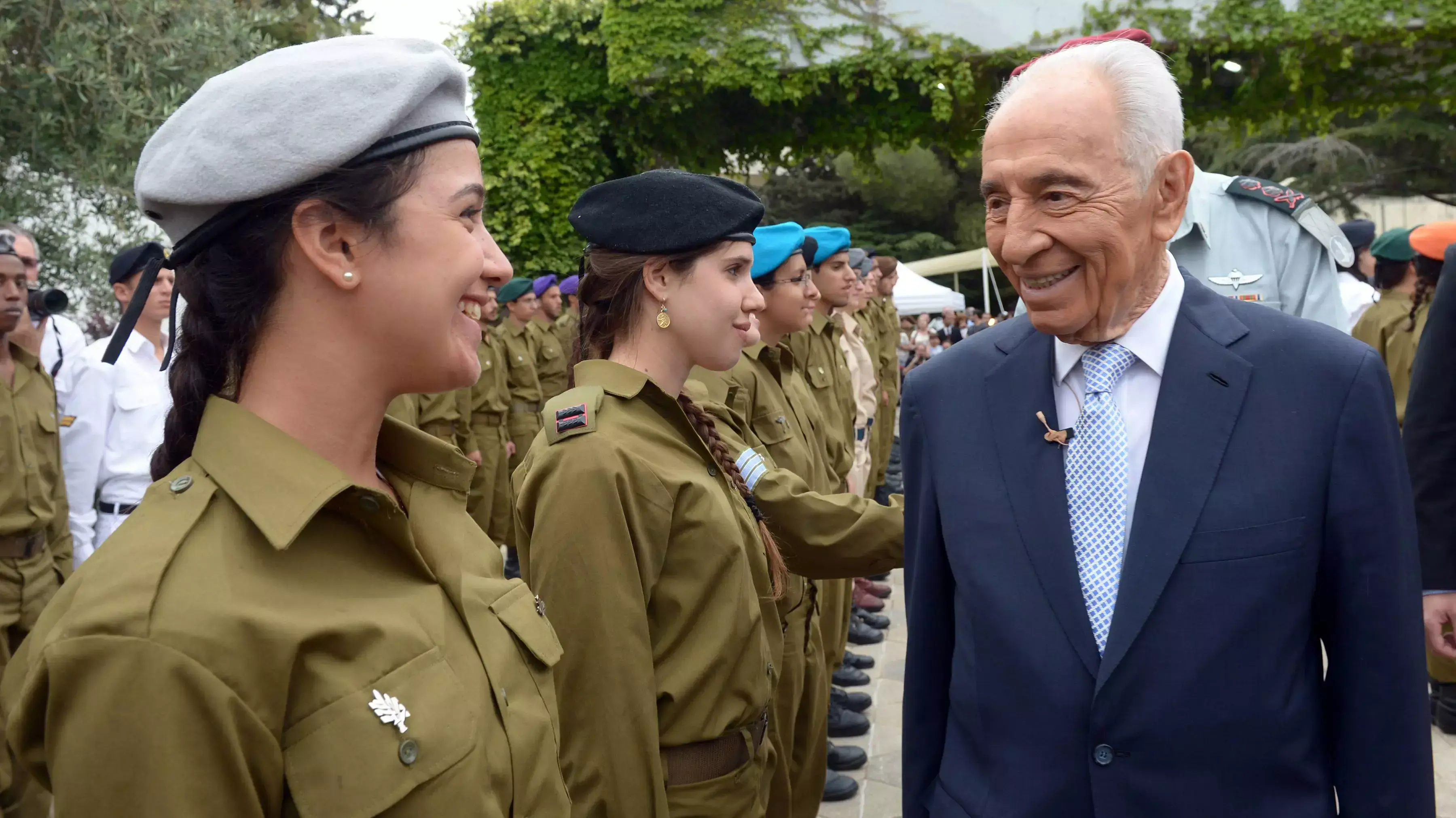 נשיא המדינה סוקר את שורות החיילים המצטיינים ביום העצמאות נשיא המדינה סוקר את שורות החיילים המצטיינים ביום העצמאות