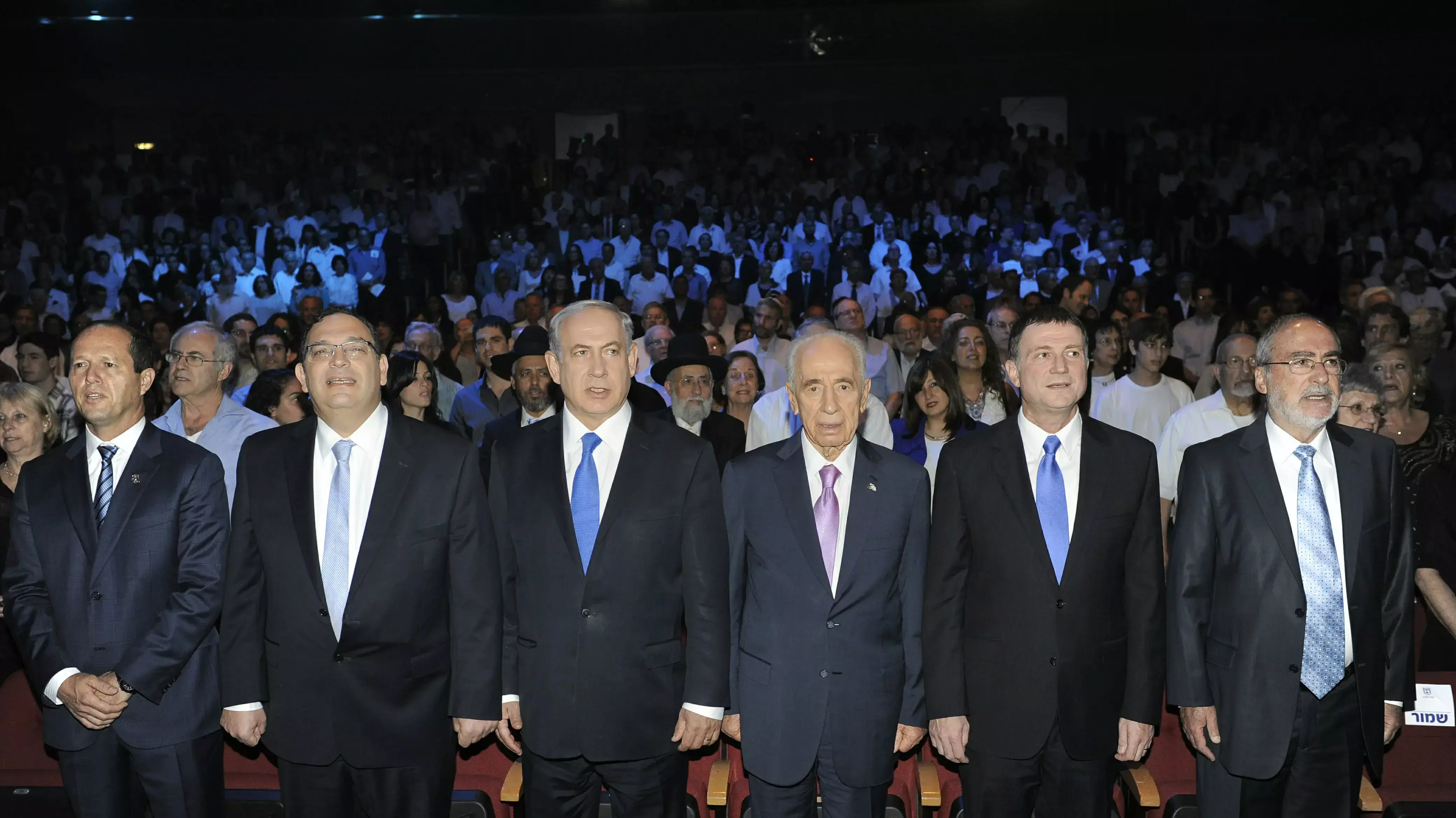 נשיא בית המשפט העליון אשר גרוניס, יו"ר הכנסת יולי אדלשטיין, נשיא המדינה שמעון פרס, ראש הממשלה בנימין נתניהו, שר החינוך שי פירון וראש עיריית ירושלים ניר ברקת בטקס פרסי ישראל לשנת תשע"ד, 6 במאי 2014 נשיא בית המשפט העליון אשר גרוניס, יו"ר הכנסת יולי אדלשטיין, נשיא המדינה שמעון פרס, ראש הממשלה בנימין נתניהו, שר החינוך שי פירון וראש עיריית ירושלים ניר ברקת בטקס פרסי ישראל לשנת תשע"ד, 6 במאי 2014