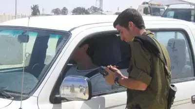 חייל בודק רכב במסופון במחסום כיסופים חייל בודק רכב במסופון במחסום כיסופים