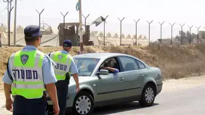 שוטרים בודקים מכונית במחסום כיסופים (צחי בירן)