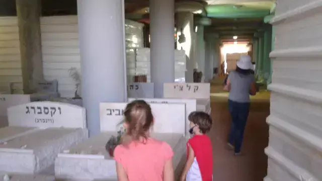 לאנשים מהצד אנחנו נשמעים לפעמים כמו משפחת אדמס לאנשים מהצד אנחנו נשמעים לפעמים כמו משפחת אדמס