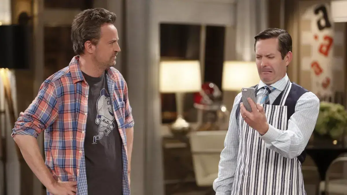 כן, אתם רואים נכון. מת'יו פרי חוזר למסך הקטן. "The Odd Couple" כן, אתם רואים נכון. מת'יו פרי חוזר למסך הקטן. "The Odd Couple"
