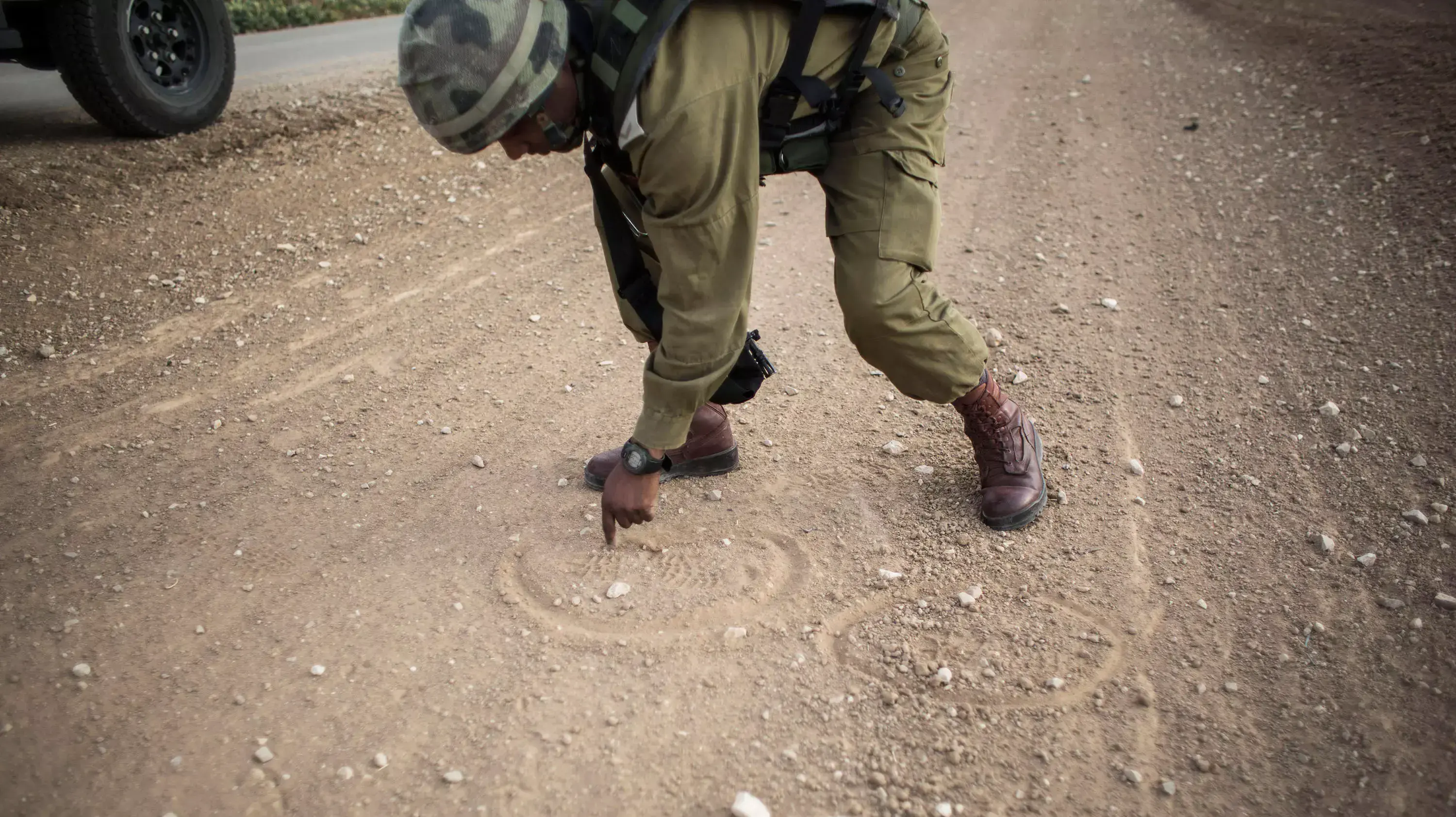 גשש בדואי בוחן עקבות על הקרקע סמוך לנחל עוז. מאי 2014 גשש בדואי בוחן עקבות על הקרקע סמוך לנחל עוז. מאי 2014