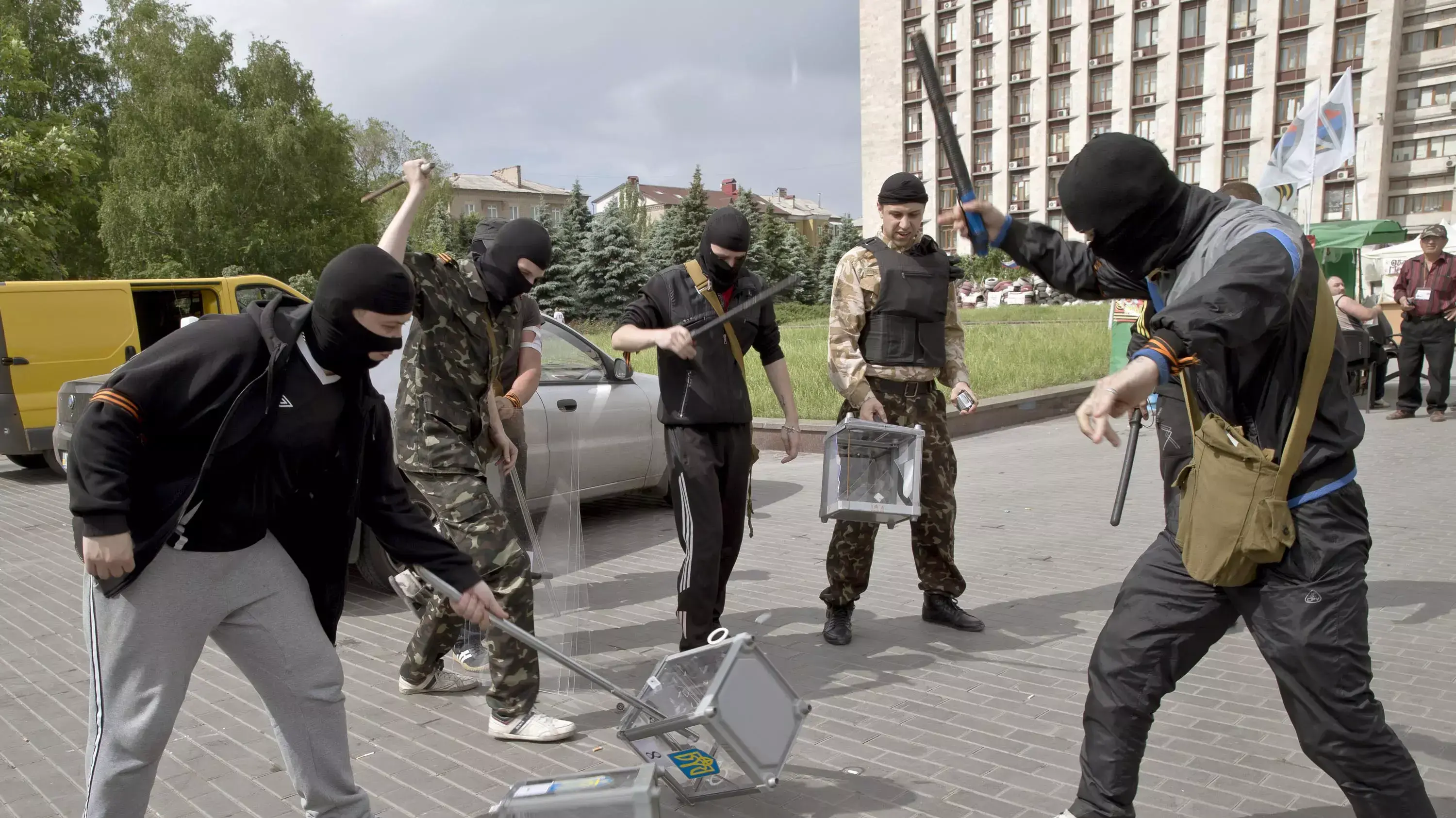 בדלנים מפרקים קלפיות בעיר דונייצק אוקראינה, 25 במאי 2014 בדלנים מפרקים קלפיות בעיר דונייצק אוקראינה, 25 במאי 2014