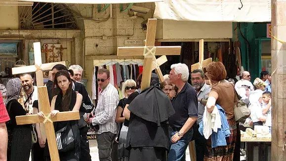 אם תסתובבו בעתיד בעיר העתיקה אל תתפלאו אם תפגשו בישוע או ביוחנן המטביל אם תסתובבו בעתיד בעיר העתיקה אל תתפלאו אם תפגשו בישוע או ביוחנן המטביל