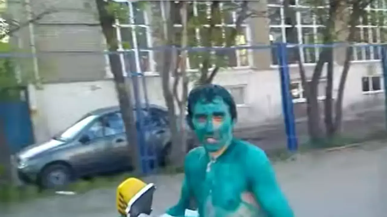 נוסעים שלא יכולים לשלם על נסיעה במונית ברוסיה נצבעים בכחול נוסעים שלא יכולים לשלם על נסיעה במונית ברוסיה נצבעים בכחול