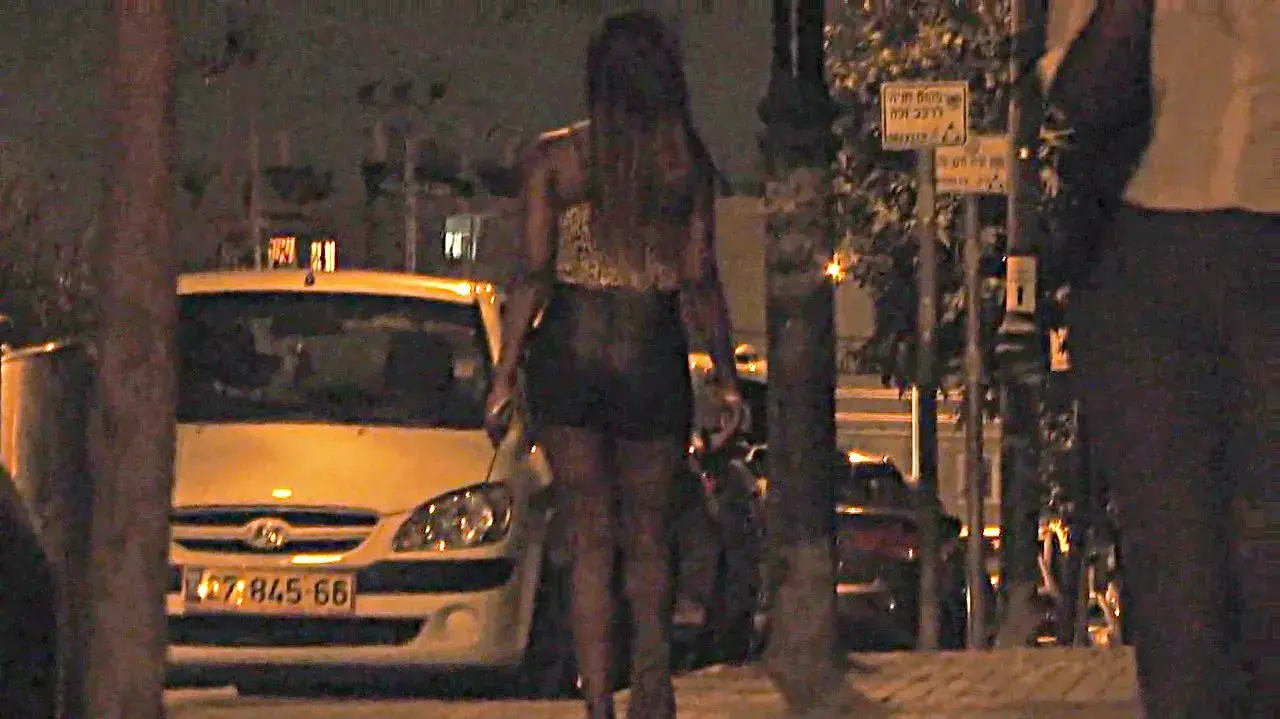 קטינות שהידרדרו לזנות בשכונת רמת אליהו, ראשון לציון. מאי 2014 קטינות שהידרדרו לזנות בשכונת רמת אליהו, ראשון לציון. מאי 2014