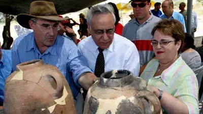 הנשיא קצב ורעייתו גילה באתר חפירות ארכיאולוגיות בתל צופית( לישראל מלובני ) הנשיא קצב ורעייתו גילה באתר חפירות ארכיאולוגיות בתל צופית( לישראל מלובני )