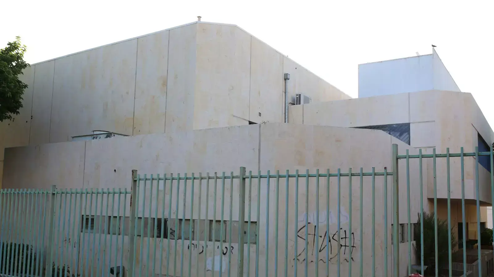בית הספר בדרום בתל אביב שההורים דורשים את פיטורי המנהלת. יוני 2014 בית הספר בדרום בתל אביב שההורים דורשים את פיטורי המנהלת. יוני 2014