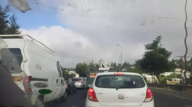 פקק תנועה בכביש 1 באזור עין חמד- אבו גוש בעקבות תאונת דרכים. יוני 2014 פקק תנועה בכביש 1 באזור עין חמד- אבו גוש בעקבות תאונת דרכים. יוני 2014