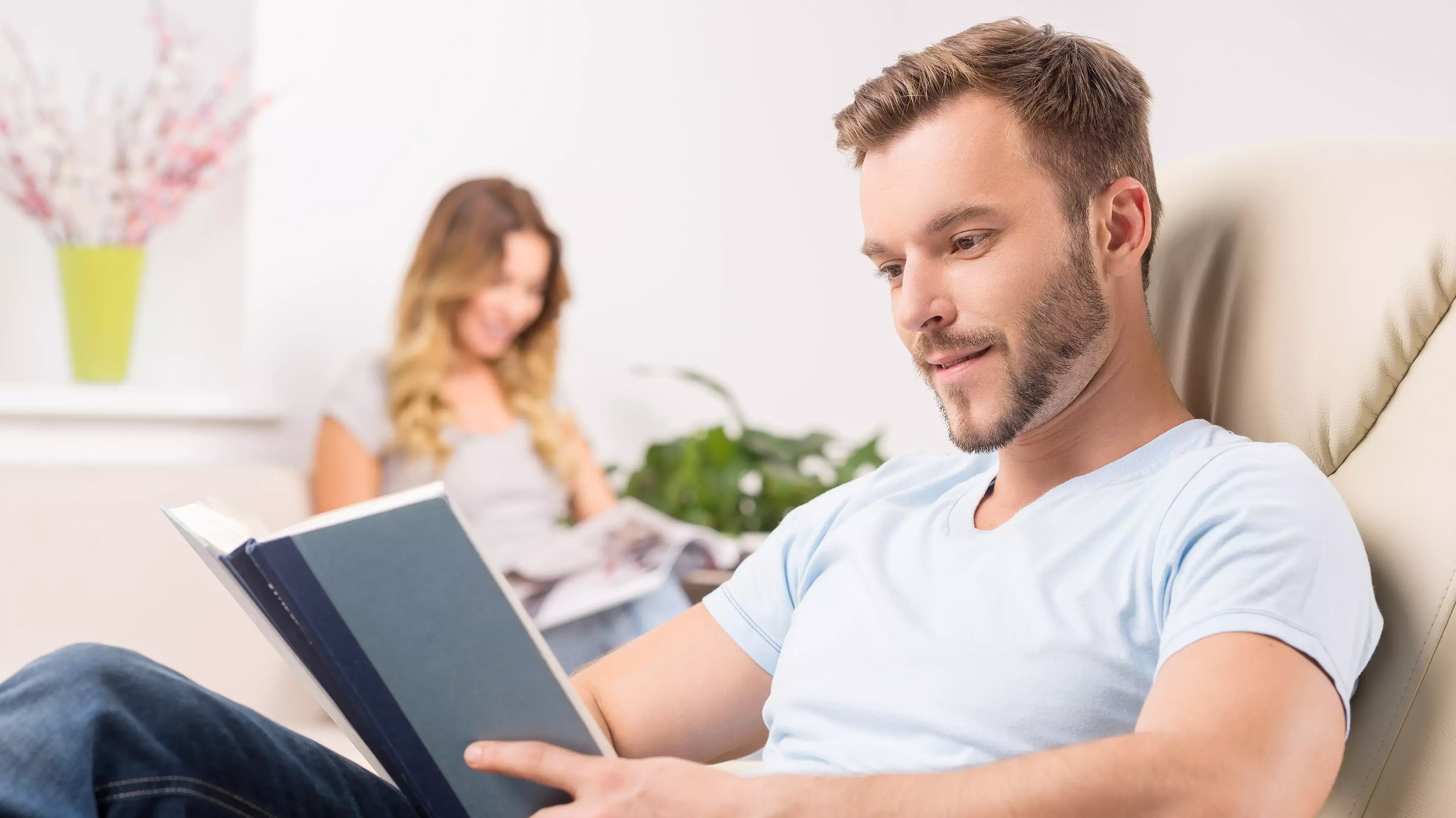 גבר קורא ספר גבר קורא ספר