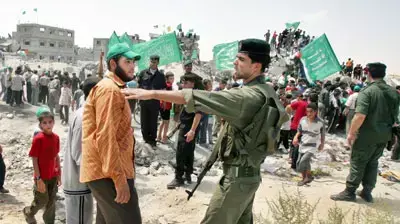 פעילי חמאס נחסמים על ידי שוטרים פלסטינים סמוך להתנחלות נוה דקלים
