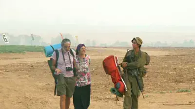 חייל עוזר למתנחלים להתפנות