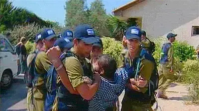 גבר מכרם עצמונה מפונה מביתו בכוח על ידי שוטרים גבר מכרם עצמונה מפונה מביתו בכוח על ידי שוטרים