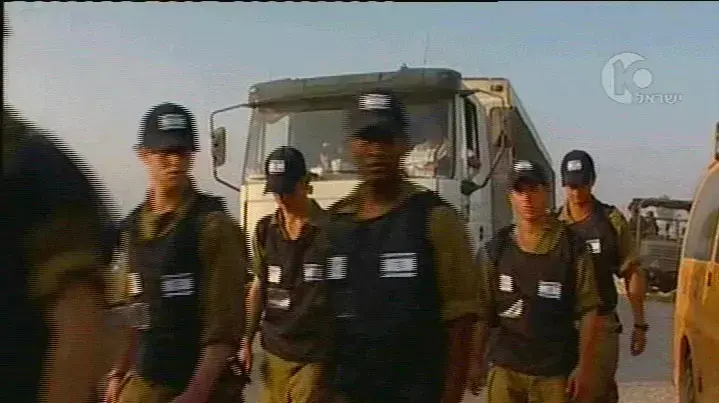 כוחות צהל נכנסים לכפר דרום כוחות צהל נכנסים לכפר דרום