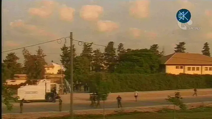 רכב לפיזור הפגנות נכנס לכפר דרום