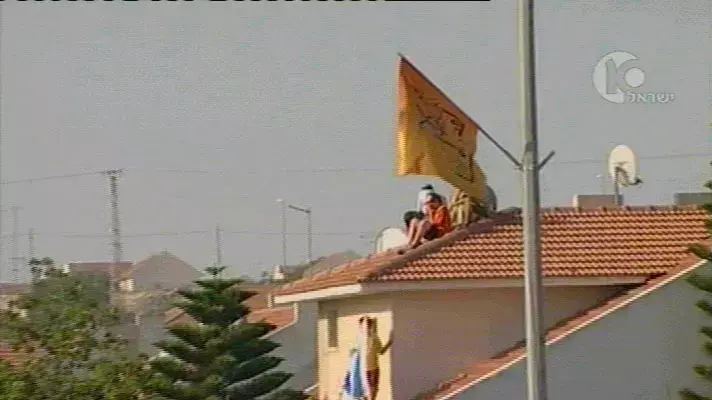 מתבצרים על גג בית בנוה דקלים (צילום ערוץ 10) מתבצרים על גג בית בנוה דקלים (צילום ערוץ 10)