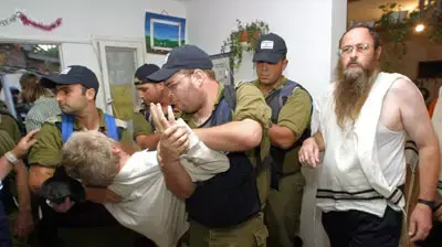 מתנחל מפונה מנווה דקלים