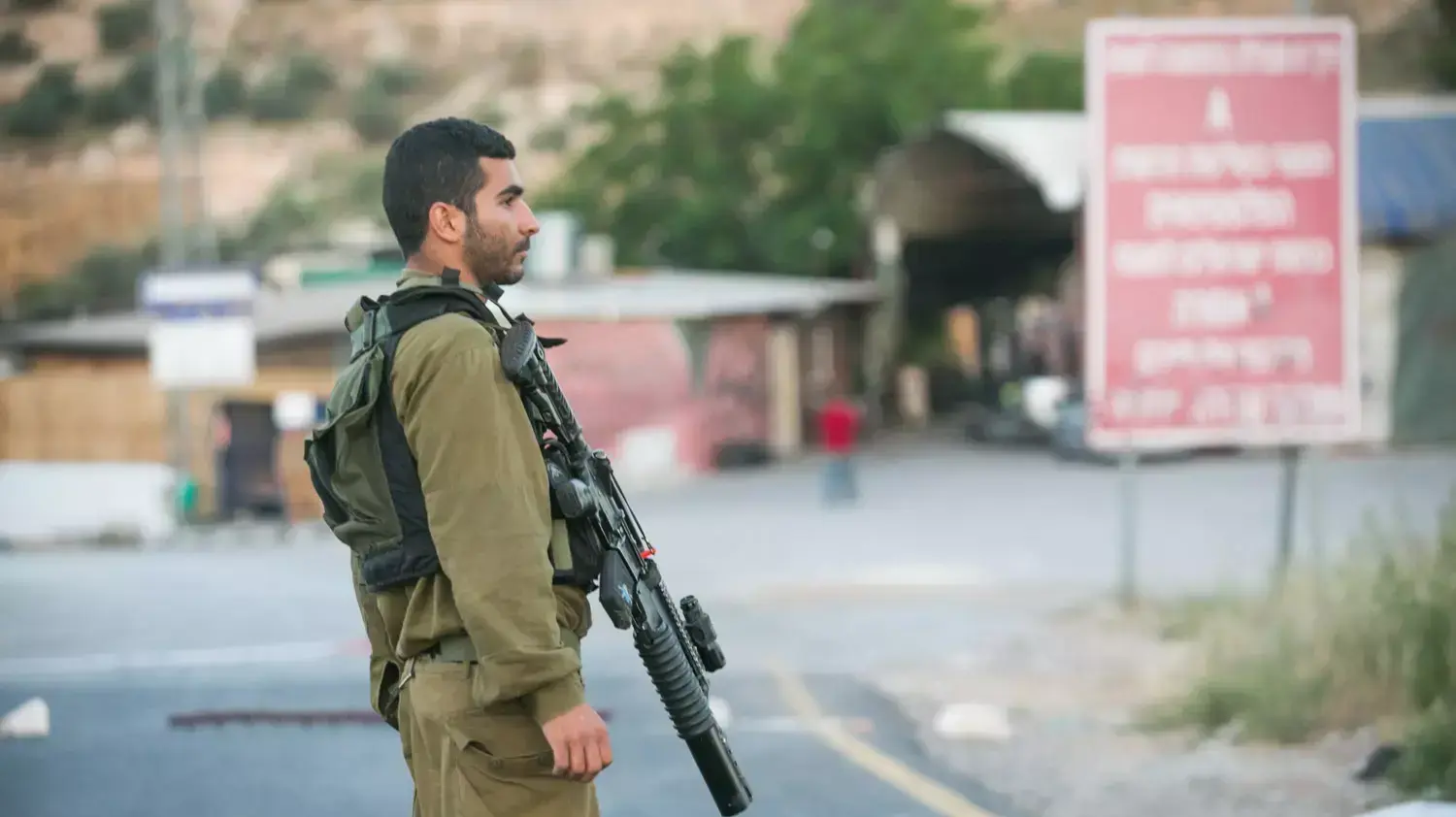 כוחות צה"ל עורכים סגר על חברון לאחר חטיפת הנערים, יוני 2014 כוחות צה"ל עורכים סגר על חברון לאחר חטיפת הנערים, יוני 2014