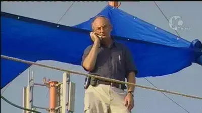 חבר הכנסת אריה אלדד על גג מבנה בשאנור