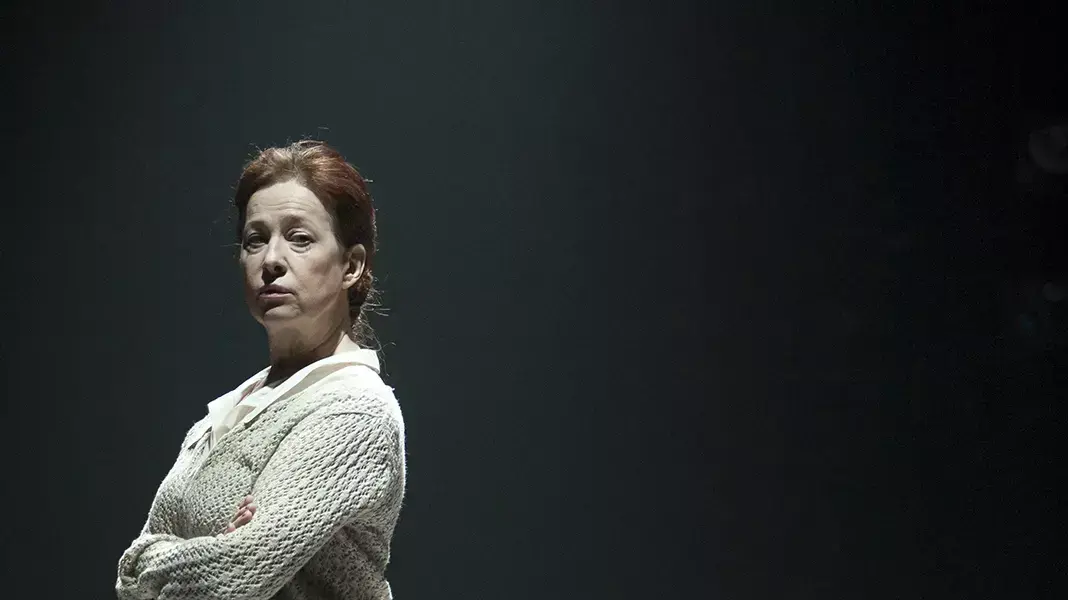 מתוך ההצגה "נופל מחוץ לזמן" מתוך ההצגה "נופל מחוץ לזמן"