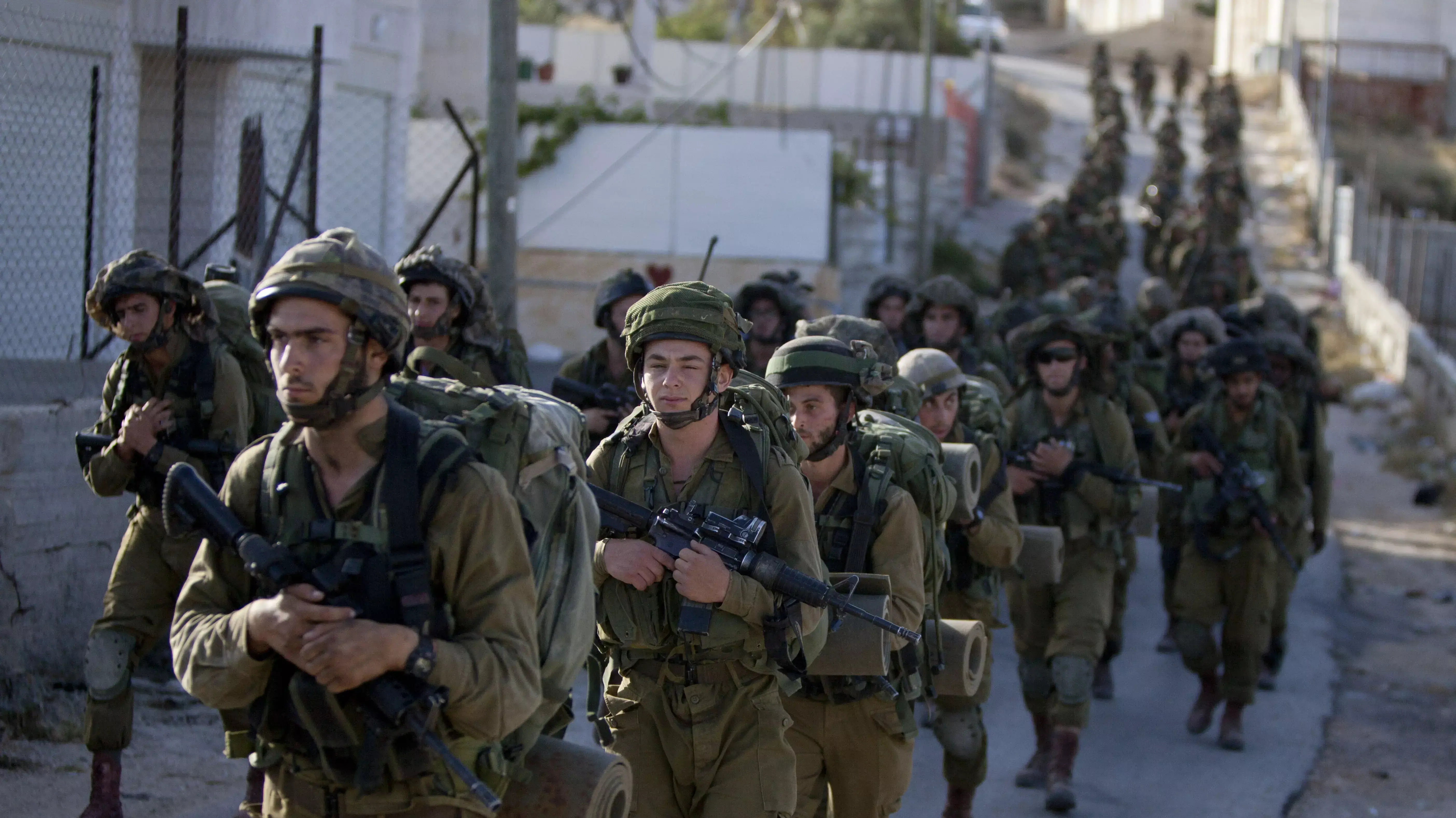 חיילי צה"ל מחפשים אחר שלושת הנערים החטופים במהלך מבצע צבאי בחברון, יוני 2014 חיילי צה"ל מחפשים אחר שלושת הנערים החטופים במהלך מבצע צבאי בחברון, יוני 2014