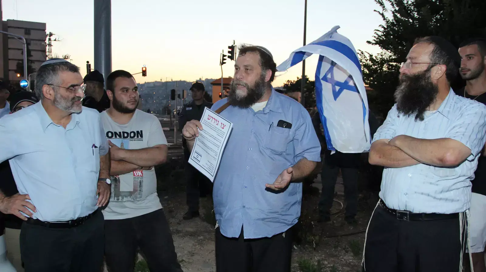 הגשת צו גירוש לחנין זועבי בביתה בנצרת עילית, יוני 2014 הגשת צו גירוש לחנין זועבי בביתה בנצרת עילית, יוני 2014