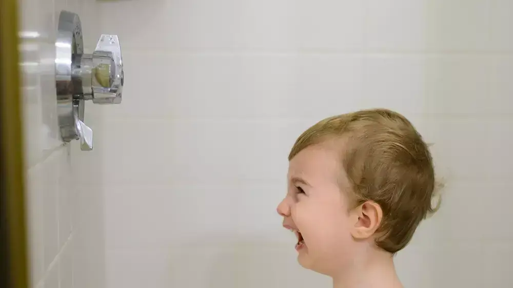 ילד בוכה באמבטיה ילד בוכה באמבטיה